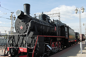 Паровоз серии Эр-766-11 на железной дороге
